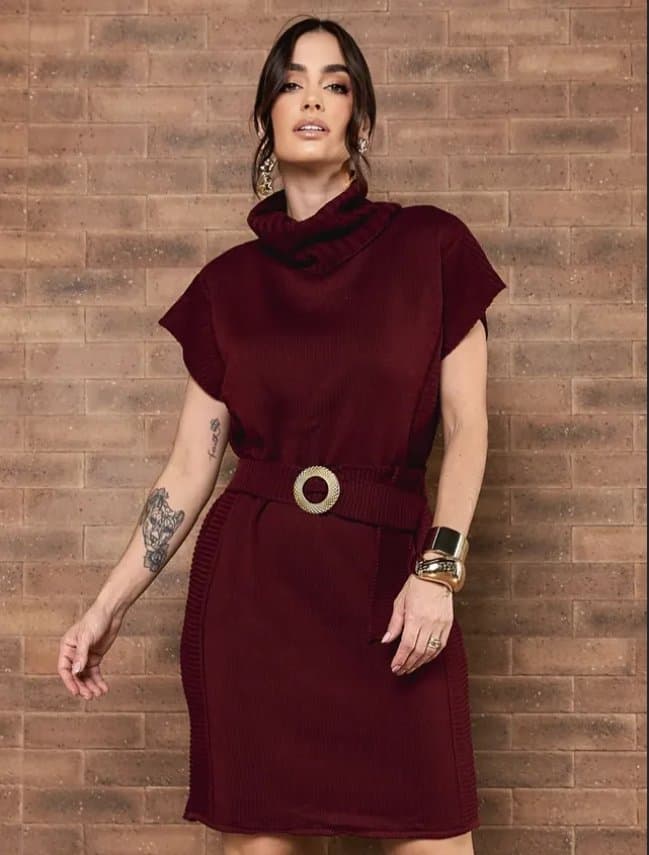 Modelo usando vestido de malha vinho Aby Malhas